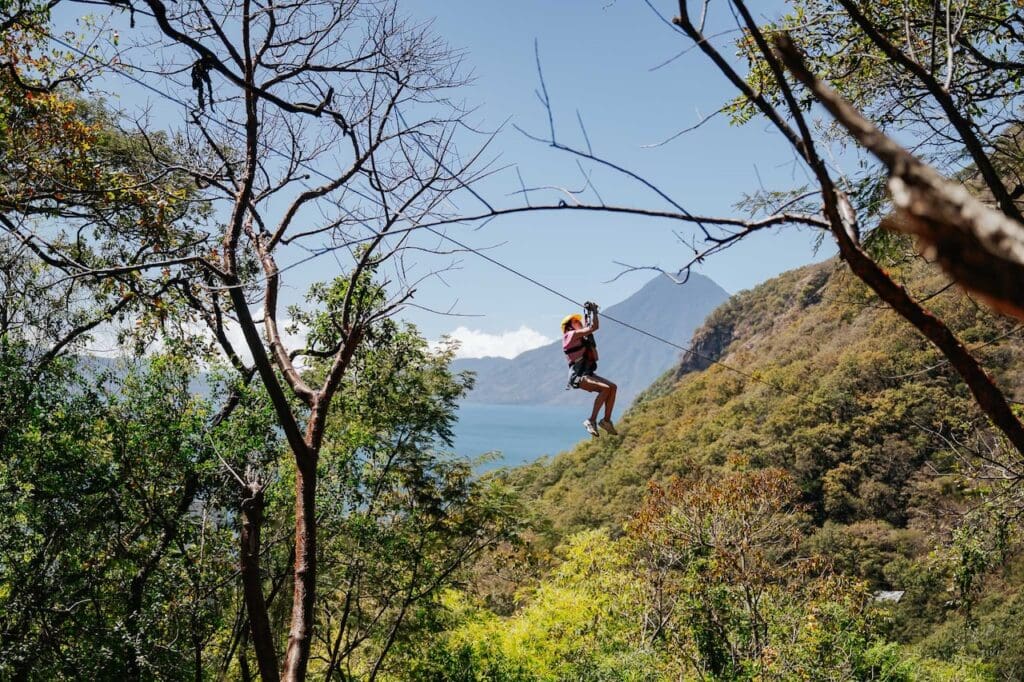 Groepsreis Guatemala - 14 daagse doorreis Guatemala - Vakantie in Guatemala - Traditionele marktjes van Panajachel - Boottrip naar Santa Cruz - soloreizen Guatemala - para gliden