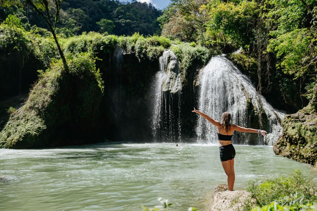 Groepsreis Guatemala - 14 daagse doorreis Guatemala - Vakantie in Guatemala - soloreizen Guatemala - Semuc Champey - ondergrondse rivier de Rio Cahabón.